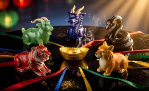 Illustration von fünf chinesischen Sternzeichen – Tiger, Hund, Ziege, Drache und Schlange – die am 20. März 2026 Glück und Wohlstand anziehen